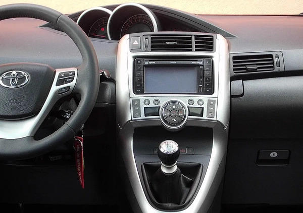 Toyota Verso cena 28900 przebieg: 235000, rok produkcji 2011 z Karczew małe 436